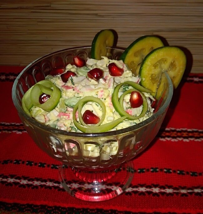 Новый взгляд на крабовый салат: простота приготовления и богатство вкуса