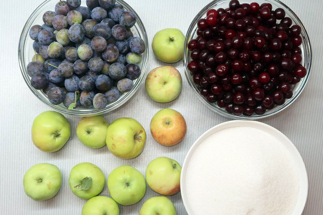 Нежный компот из вишни, яблок и слив: как заготовить на зиму