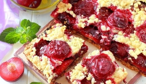 Насыщенный сливовый пирог с шоколадным акцентом