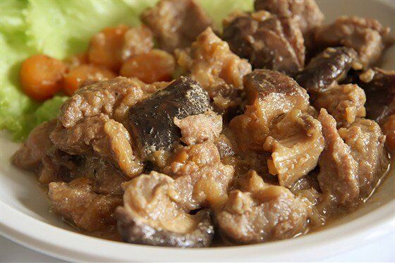 Сытный гуляш с говядиной и грибами: пошаговый рецепт