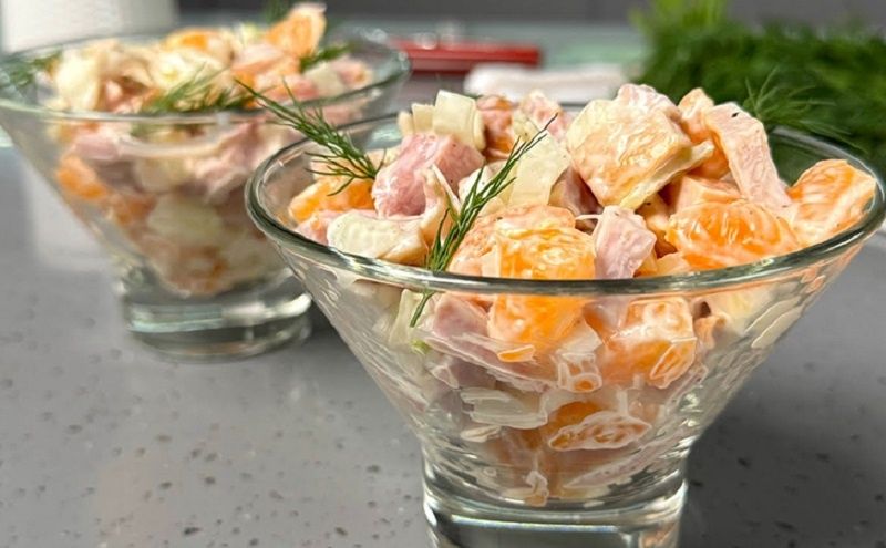 Салат с копченой курицей и мандаринами: яркое наслаждение для ваших гостей