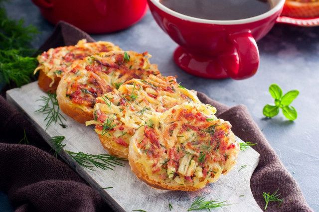 Удивительные бутерброды с колбасой и картофелем: быстрый рецепт для всей семьи