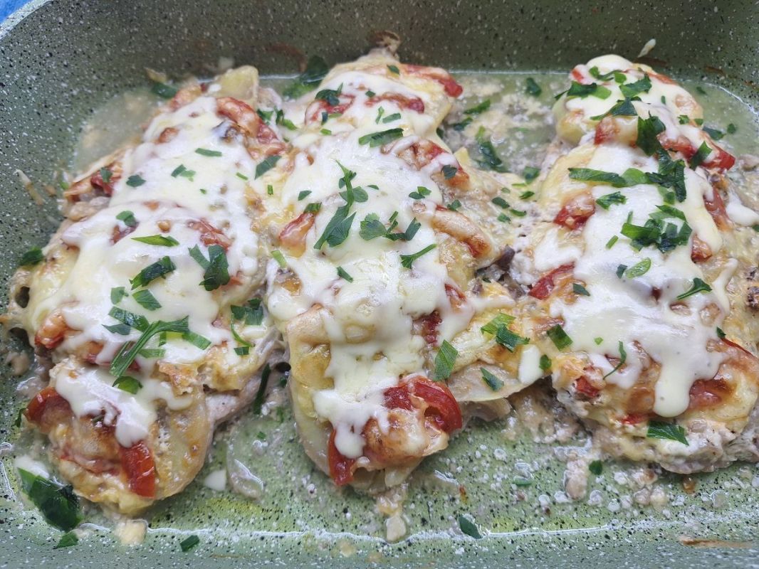 Индейка, запеченная с овощами и ореховым соусом